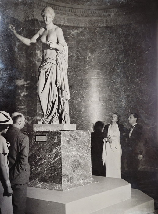 Gyula Halász, dit Brassaï, Au musée du Louvre [Vénus d'Arles], c. 1935 