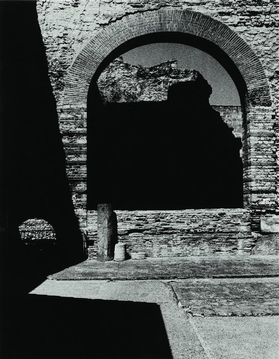 Vasco Ascolini, Les Thermes de Constantin, 1990, collection Musée Réattu, Arles © Vasco Ascolini 2021