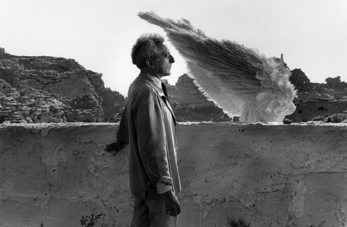 Lucien Clergue (1934-2014), Le poète (Jean Cocteau) et le sphynx, Val d'Enfer des Baux de Provence, 1959, tirage 2011. Ex. 1/30 ©Atelier Lucien Clergue - SAIF